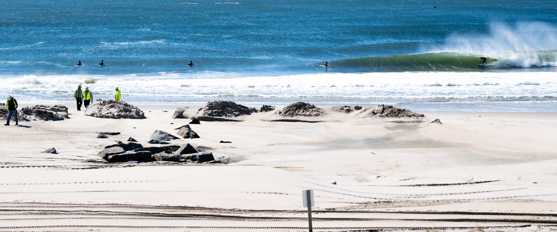 What is the Average Wave Height at Beaches in Northwest Florida During Summer Months?